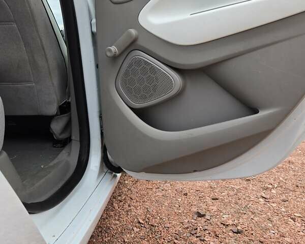 Белый Рено Зое, объемом двигателя 0 л и пробегом 137 тыс. км за 8400 $, фото 19 на Automoto.ua