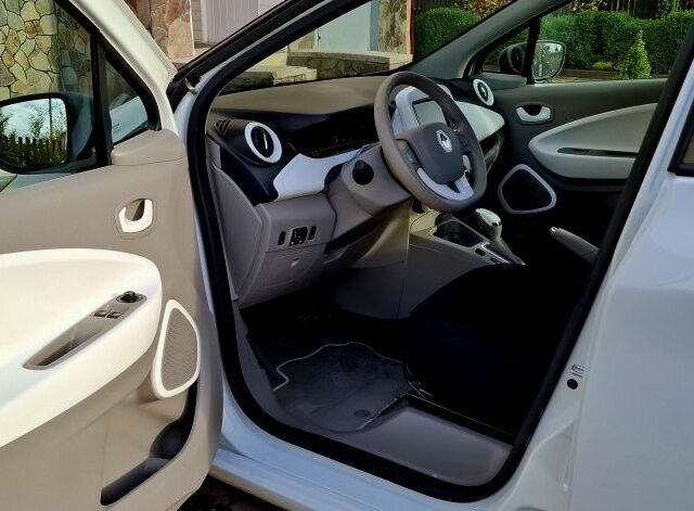 Белый Рено Зое, объемом двигателя 0 л и пробегом 101 тыс. км за 8850 $, фото 4 на Automoto.ua