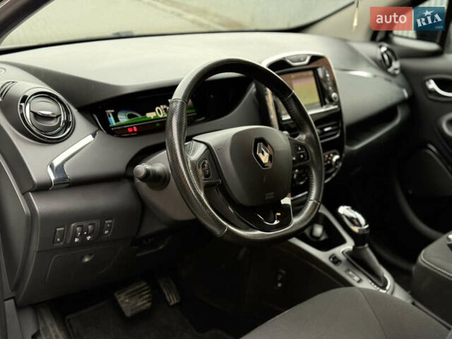 Білий Рено Зое, об'ємом двигуна 0 л та пробігом 99 тис. км за 9400 $, фото 26 на Automoto.ua