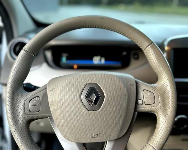 Белый Рено Зое, объемом двигателя 0 л и пробегом 127 тыс. км за 9800 $, фото 15 на Automoto.ua