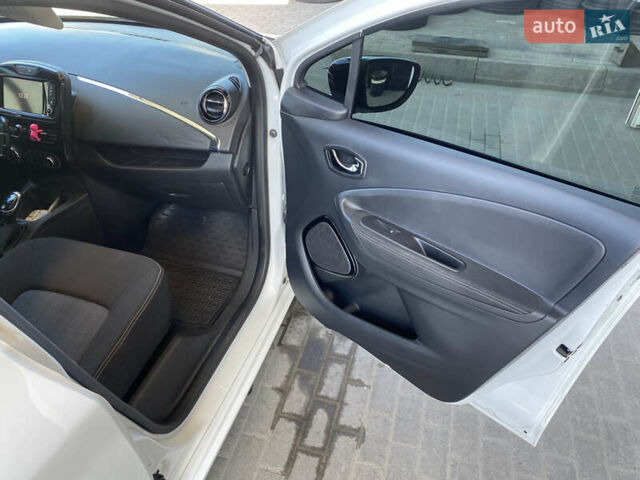 Белый Рено Зое, объемом двигателя 0 л и пробегом 103 тыс. км за 8900 $, фото 12 на Automoto.ua