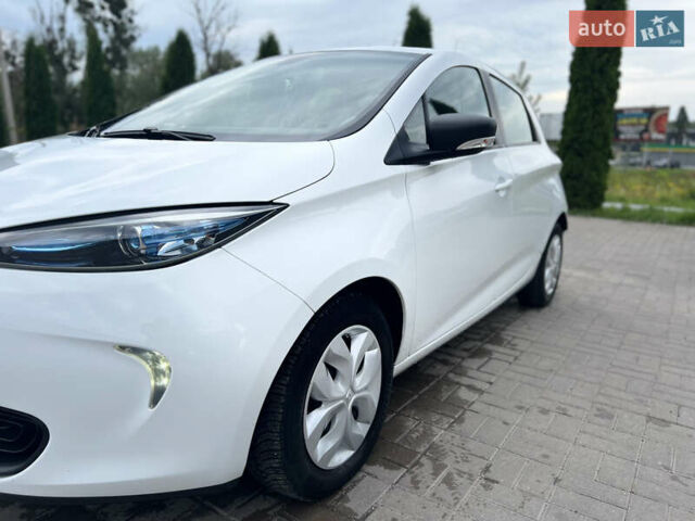 Белый Рено Зое, объемом двигателя 0 л и пробегом 65 тыс. км за 8900 $, фото 10 на Automoto.ua