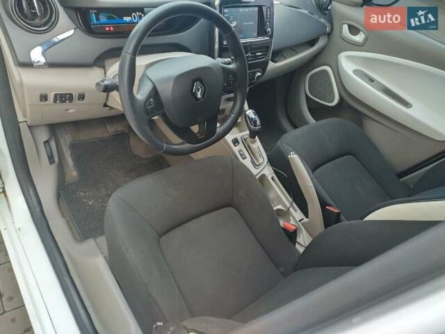 Белый Рено Зое, объемом двигателя 0 л и пробегом 204 тыс. км за 8400 $, фото 15 на Automoto.ua