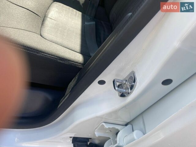 Білий Рено Зое, об'ємом двигуна 0 л та пробігом 131 тис. км за 9800 $, фото 19 на Automoto.ua