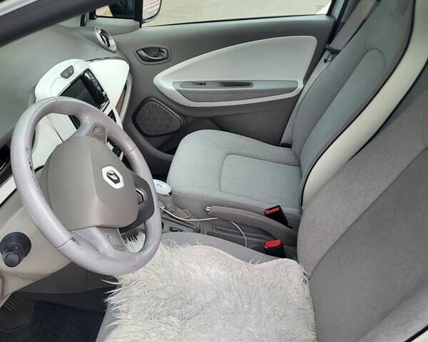 Белый Рено Зое, объемом двигателя 0 л и пробегом 80 тыс. км за 9200 $, фото 9 на Automoto.ua
