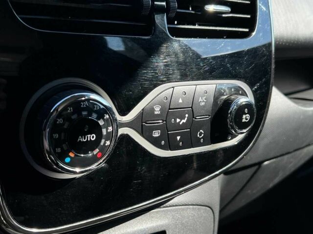 Белый Рено Зое, объемом двигателя 0 л и пробегом 143 тыс. км за 8900 $, фото 18 на Automoto.ua