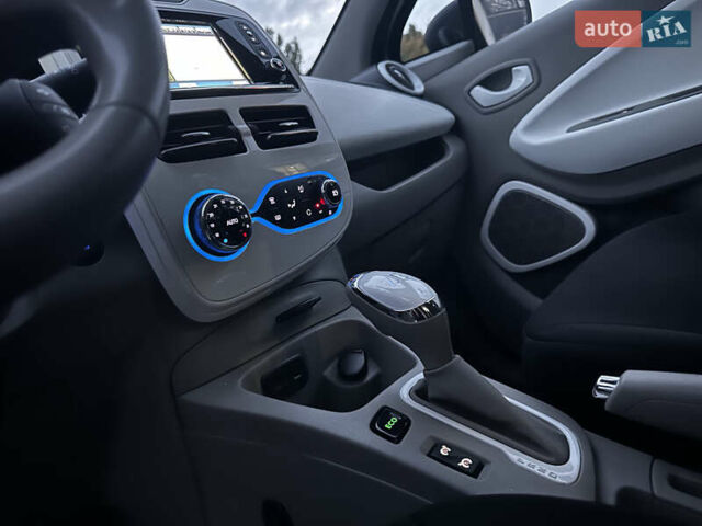 Белый Рено Зое, объемом двигателя 0 л и пробегом 108 тыс. км за 9250 $, фото 17 на Automoto.ua