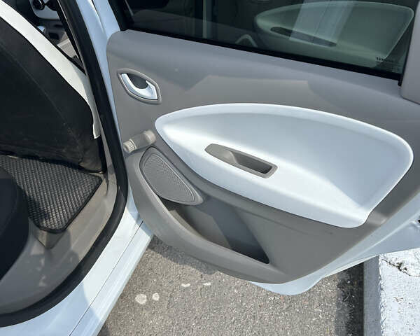 Белый Рено Зое, объемом двигателя 0 л и пробегом 95 тыс. км за 10000 $, фото 11 на Automoto.ua