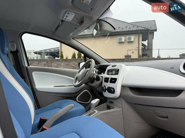 Белый Рено Зое, объемом двигателя 0 л и пробегом 106 тыс. км за 8100 $, фото 17 на Automoto.ua