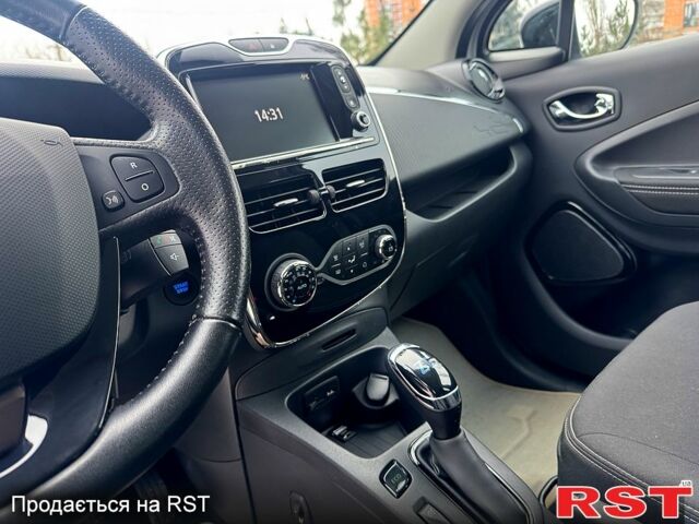 Белый Рено Зое, объемом двигателя 82 л и пробегом 760 тыс. км за 10500 $, фото 11 на Automoto.ua