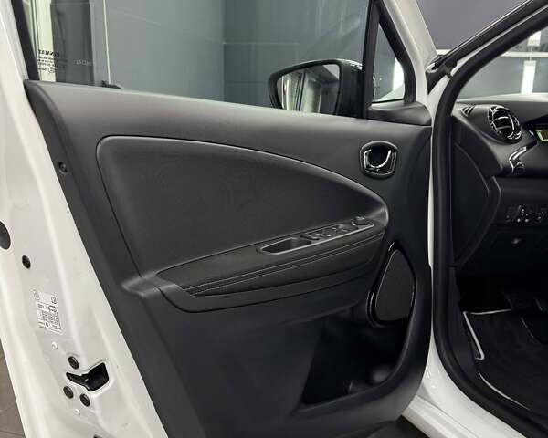 Белый Рено Зое, объемом двигателя 0 л и пробегом 115 тыс. км за 9950 $, фото 23 на Automoto.ua