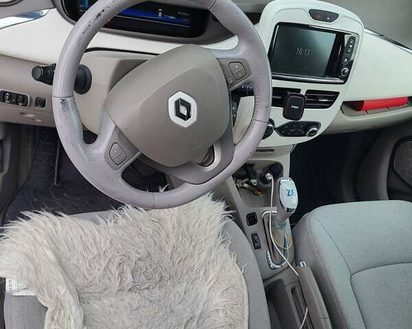 Белый Рено Зое, объемом двигателя 0 л и пробегом 80 тыс. км за 9200 $, фото 12 на Automoto.ua