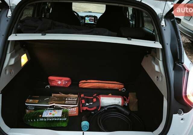 Белый Рено Зое, объемом двигателя 0 л и пробегом 205 тыс. км за 8000 $, фото 5 на Automoto.ua
