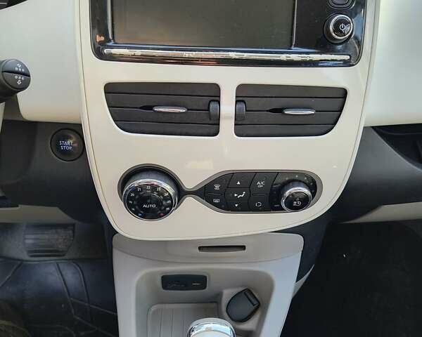 Белый Рено Зое, объемом двигателя 0 л и пробегом 63 тыс. км за 8500 $, фото 18 на Automoto.ua