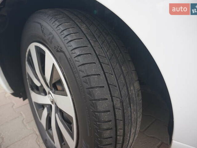 Белый Рено Зое, объемом двигателя 0 л и пробегом 60 тыс. км за 9222 $, фото 59 на Automoto.ua