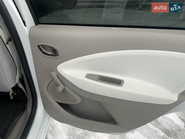 Білий Рено Зое, об'ємом двигуна 0 л та пробігом 155 тис. км за 9999 $, фото 31 на Automoto.ua