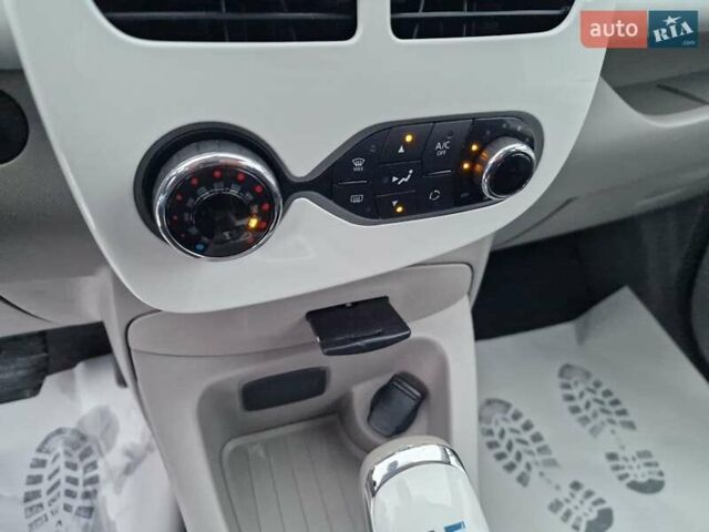 Білий Рено Зое, об'ємом двигуна 0 л та пробігом 33 тис. км за 9900 $, фото 30 на Automoto.ua