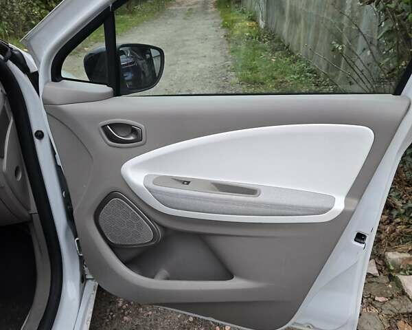 Белый Рено Зое, объемом двигателя 0 л и пробегом 137 тыс. км за 8400 $, фото 9 на Automoto.ua