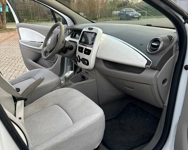 Белый Рено Зое, объемом двигателя 0 л и пробегом 75 тыс. км за 9250 $, фото 24 на Automoto.ua