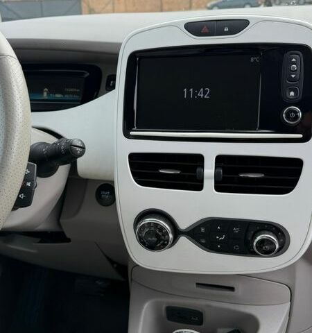 Белый Рено Зое, объемом двигателя 0 л и пробегом 112 тыс. км за 8999 $, фото 15 на Automoto.ua