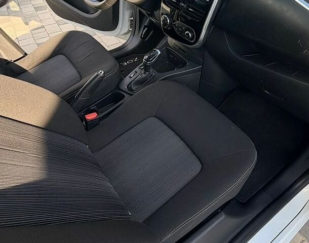 Белый Рено Зое, объемом двигателя 0 л и пробегом 89 тыс. км за 9350 $, фото 12 на Automoto.ua
