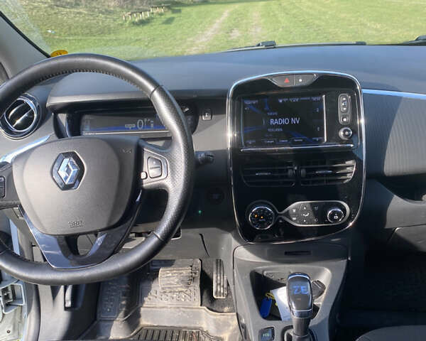 Белый Рено Зое, объемом двигателя 0 л и пробегом 97 тыс. км за 8999 $, фото 8 на Automoto.ua