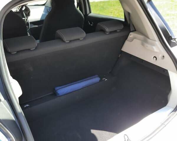 Белый Рено Зое, объемом двигателя 0 л и пробегом 121 тыс. км за 8900 $, фото 20 на Automoto.ua