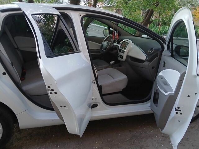 Белый Рено Зое, объемом двигателя 0 л и пробегом 163 тыс. км за 9304 $, фото 2 на Automoto.ua