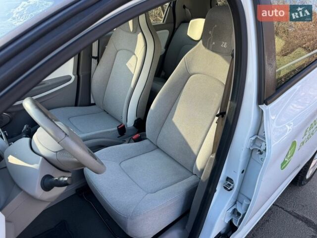 Білий Рено Зое, об'ємом двигуна 0 л та пробігом 83 тис. км за 9000 $, фото 16 на Automoto.ua