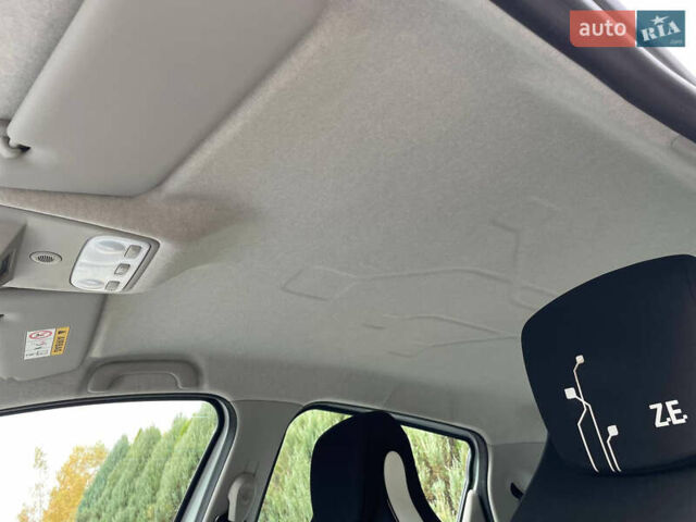 Белый Рено Зое, объемом двигателя 0 л и пробегом 97 тыс. км за 9500 $, фото 28 на Automoto.ua