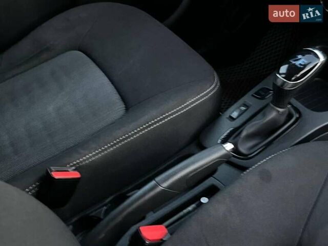 Белый Рено Зое, объемом двигателя 0 л и пробегом 95 тыс. км за 8940 $, фото 16 на Automoto.ua