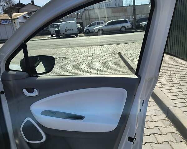 Белый Рено Зое, объемом двигателя 0 л и пробегом 63 тыс. км за 8500 $, фото 7 на Automoto.ua