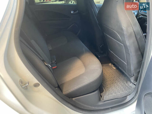 Белый Рено Зое, объемом двигателя 0 л и пробегом 103 тыс. км за 8900 $, фото 11 на Automoto.ua