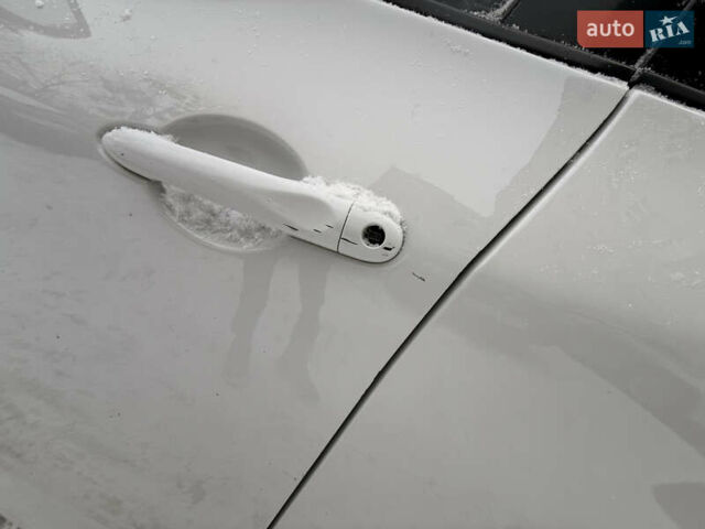 Белый Рено Зое, объемом двигателя 0 л и пробегом 112 тыс. км за 8700 $, фото 15 на Automoto.ua