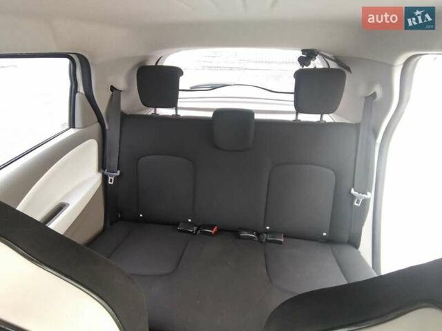 Белый Рено Зое, объемом двигателя 0 л и пробегом 204 тыс. км за 8400 $, фото 18 на Automoto.ua
