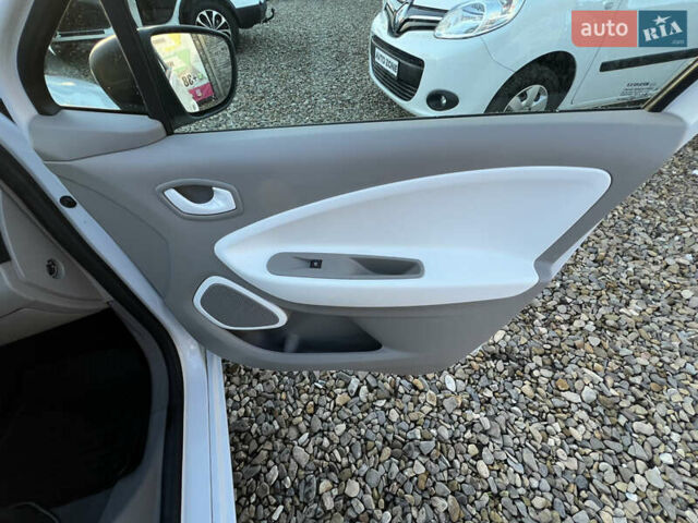 Белый Рено Зое, объемом двигателя 0 л и пробегом 94 тыс. км за 9199 $, фото 16 на Automoto.ua