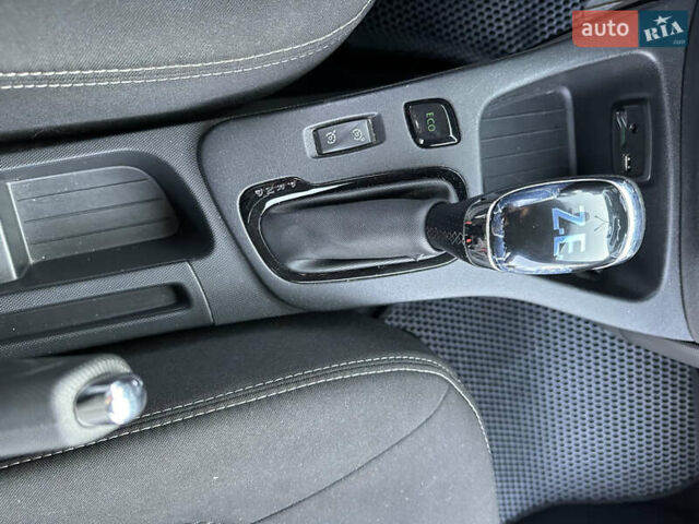 Белый Рено Зое, объемом двигателя 0 л и пробегом 64 тыс. км за 8800 $, фото 6 на Automoto.ua
