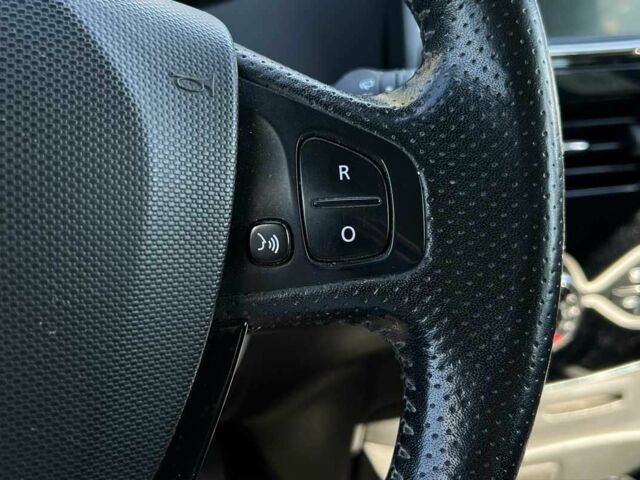 Белый Рено Зое, объемом двигателя 0 л и пробегом 143 тыс. км за 8900 $, фото 21 на Automoto.ua