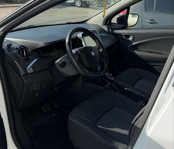 Белый Рено Зое, объемом двигателя 0 л и пробегом 103 тыс. км за 9500 $, фото 6 на Automoto.ua