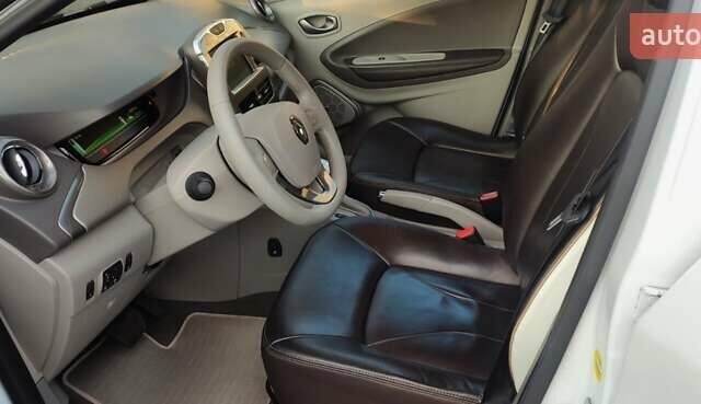 Белый Рено Зое, объемом двигателя 0 л и пробегом 107 тыс. км за 9600 $, фото 12 на Automoto.ua