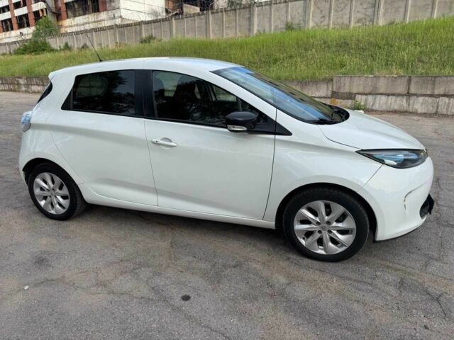 Белый Рено Зое, объемом двигателя 0 л и пробегом 215 тыс. км за 11200 $, фото 3 на Automoto.ua