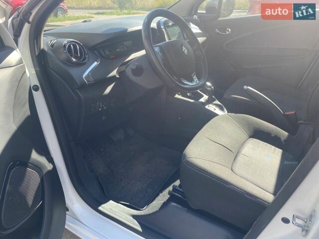 Білий Рено Зое, об'ємом двигуна 0 л та пробігом 131 тис. км за 9800 $, фото 17 на Automoto.ua