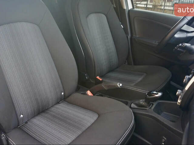 Белый Рено Зое, объемом двигателя 0 л и пробегом 199 тыс. км за 7999 $, фото 20 на Automoto.ua