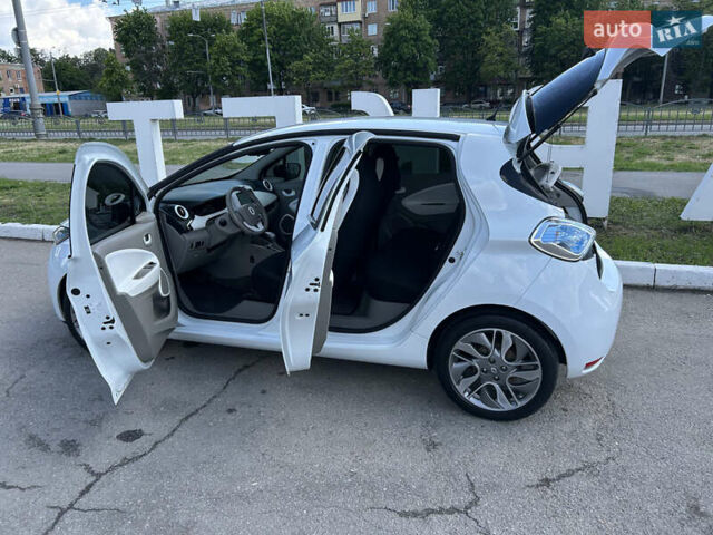 Белый Рено Зое, объемом двигателя 0 л и пробегом 93 тыс. км за 10000 $, фото 17 на Automoto.ua