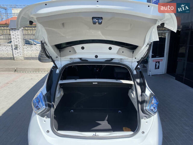 Белый Рено Зое, объемом двигателя 0 л и пробегом 103 тыс. км за 8900 $, фото 5 на Automoto.ua