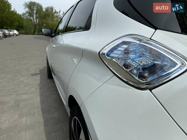 Белый Рено Зое, объемом двигателя 0 л и пробегом 92 тыс. км за 9990 $, фото 7 на Automoto.ua