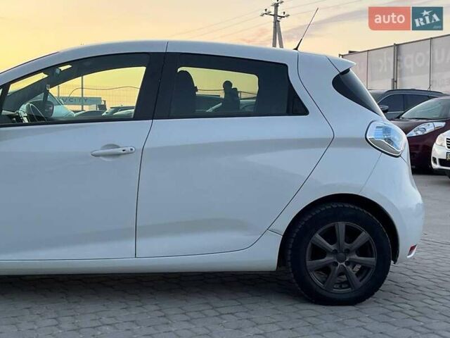 Белый Рено Зое, объемом двигателя 0 л и пробегом 95 тыс. км за 8940 $, фото 4 на Automoto.ua