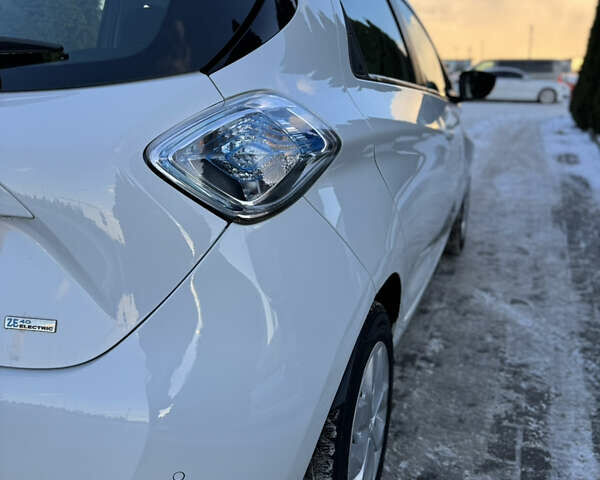 Білий Рено Зое, об'ємом двигуна 0 л та пробігом 54 тис. км за 10300 $, фото 18 на Automoto.ua