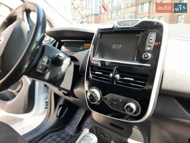 Белый Рено Зое, объемом двигателя 0 л и пробегом 121 тыс. км за 8900 $, фото 16 на Automoto.ua