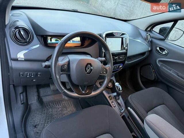 Белый Рено Зое, объемом двигателя 0 л и пробегом 132 тыс. км за 8800 $, фото 12 на Automoto.ua